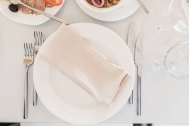 Tatil, etkinlik, parti ya da kapalı restoranda düğün için masa hazır.