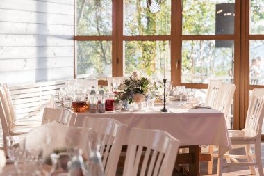 Tatil, etkinlik, parti ya da kapalı restoranda düğün için masa hazır.