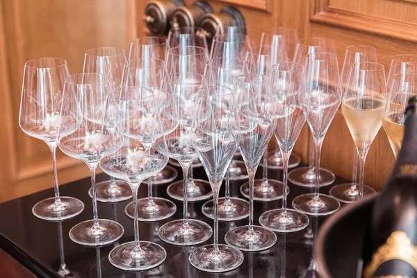 宴会期间桌子上有很多空的干净酒杯 — 图库照片