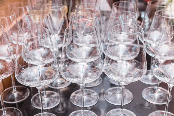 Veel Lege Schone Wijnglazen Tafel Tijdens Een Banket — Stockfoto