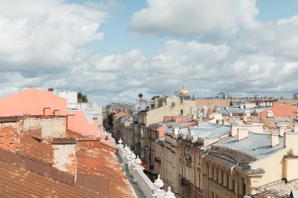 Saint-Petersburg şehrinin çatısından Isaak Katedrali 'nde gün batımı manzarası. Şehrin eski çatısı. Eski tarihi şehir. Şehrin tepesinde inanılmaz bir gün batımı.