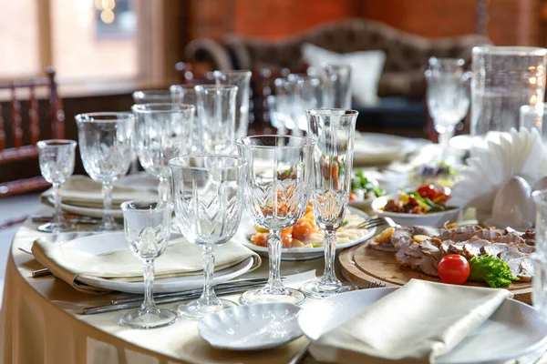 Table setting, glasses on table in restaurant