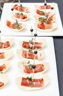 Jamon kanepeler büfe masasında duruyor.