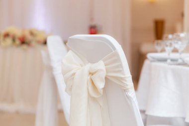 Düğün masası dekorasyonu ve çiçeklerle süslenmiş. 