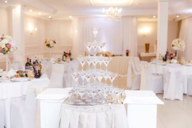 Düğün partisinde şampanya kadehinden piramit 