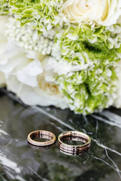 Wedding Rings Bouquet Lie Dark Marble Table — Stock Photo, Image