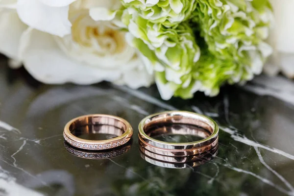 Anéis Casamento Buquê Estão Uma Mesa Mármore Escuro — Fotografia de Stock