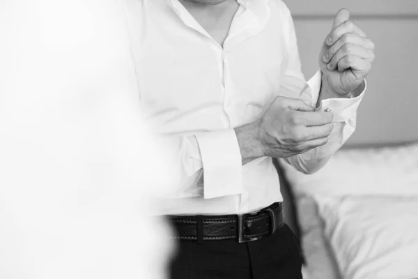 Zbliżenie Ręka Człowiek Nosi Biały Koszula Spinka Mankietu — Zdjęcie stockowe
