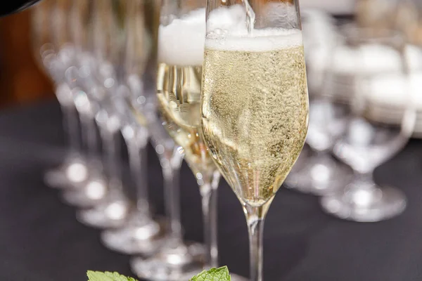 Sklenice Šampaňského Rukou Dívky Slavnostního Stolu — Stock fotografie