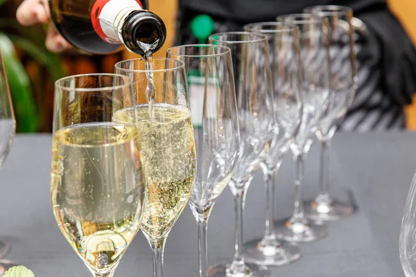 Glas Champagne Handen Van Een Meisje Aan Feestelijke Tafel — Stockfoto