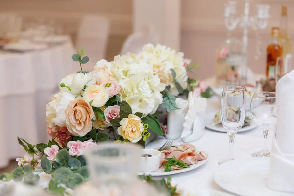 Mesa Boda Decorado Con Flores — Foto de Stock