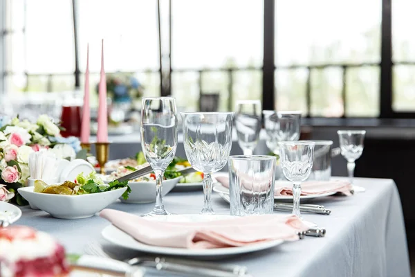 Tatil ve düğün yemeği için masa dekorasyonu. Açık hava restoranında tatil, etkinlik, parti veya düğün resepsiyonu için masa hazır.