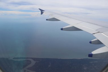 Uçak penceresinden okyanus manzarası