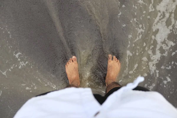 Siyah kumsalda duran adam