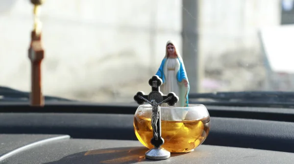 İsa, arabanın ön panelinde heykel ile evlen.