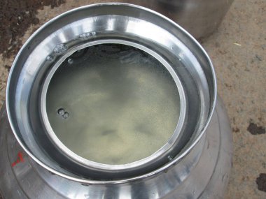 Kutuda çok kirli içme suyu var. 