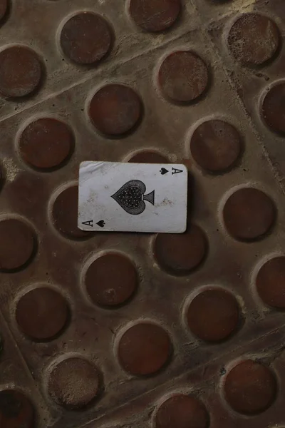 Çocuk iskambil oynuyor, yere düşüyor.