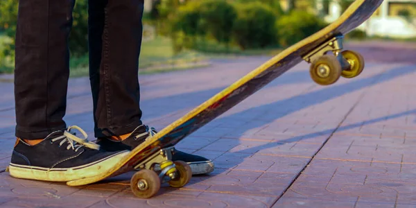 スケートボード上の男の足 — ストック写真