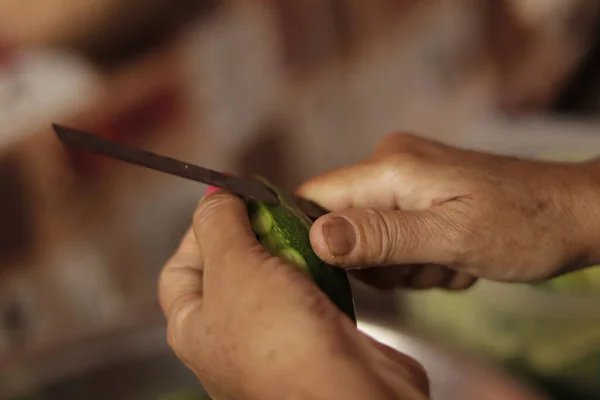 Hint Anne Yeşil Sebzeleri Keskin Bıçakla Kesiyor