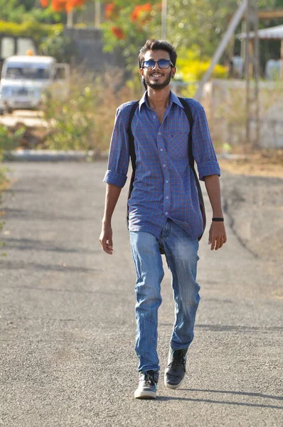 Genç Hintli Koyu Çocuk Çantasıyla Yürüyor