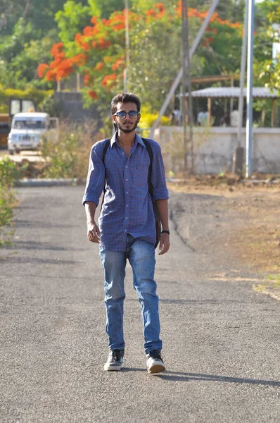 Genç Hintli Koyu Çocuk Çantasıyla Yürüyor