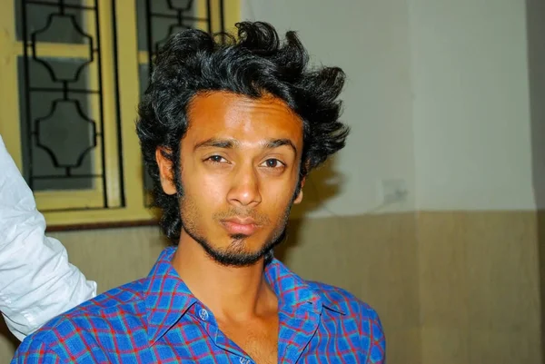 Schockiert Witzige Haare Eines Indischen Dunklen Mannes — Stockfoto