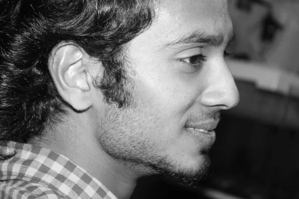 Siyah ve beyaz, kızılderili adama yaklaş.