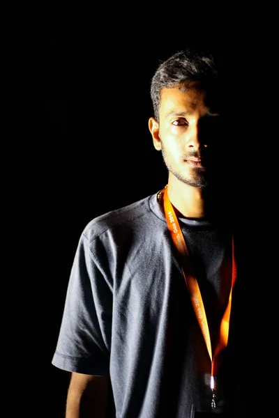 Młody Inteligentny Indyjski Człowiek Split Light Portret — Zdjęcie stockowe
