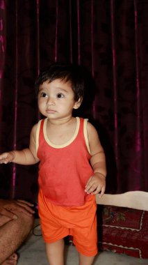 Sevimli bebek evde dikiliyor