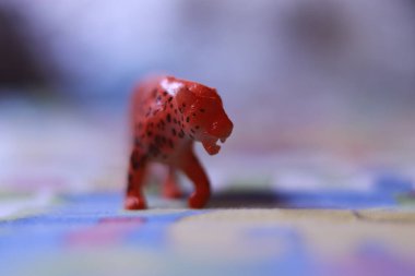 Renkli arka planda kaplan modeli oyuncağı