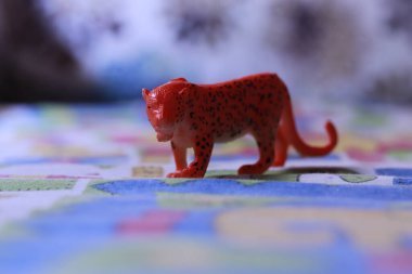 Renkli arka planda kaplan modeli oyuncağı