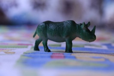 Renkli arka planda gergedan model oyuncağı