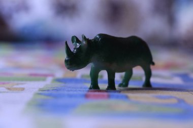Renkli arka planda gergedan model oyuncağı