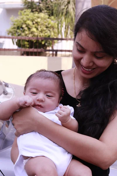 美丽的印度女人把她的小男孩抱在外面 — 图库照片