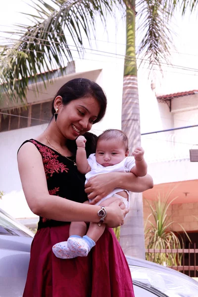 Güzel Hintli Kadın Oğlunu Dışarı Taşıyor — Stok fotoğraf