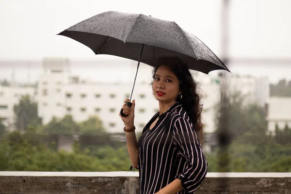 Indiánka Deštníkem Dešti Pohled Fotoaparát — Stock fotografie
