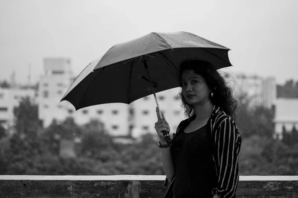 Femme Indienne Avec Parapluie Sous Pluie Regarder Caméra — Photo