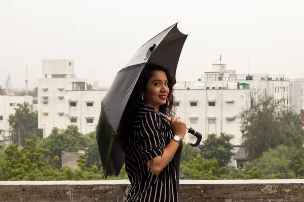 Femme Indienne Avec Parapluie Sous Pluie Regarder Caméra — Photo