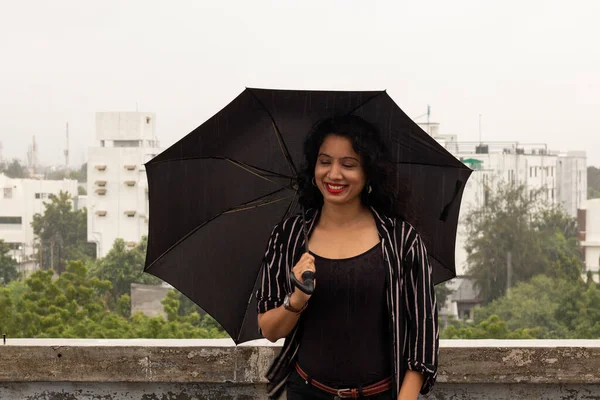 在雨中带着雨伞的印度女人 看着相机 — 图库照片