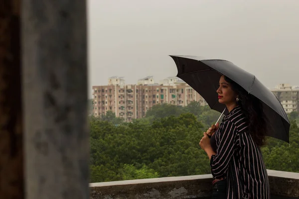 Indianerin Mit Regenschirm Regen Blick Die Kamera — Stockfoto