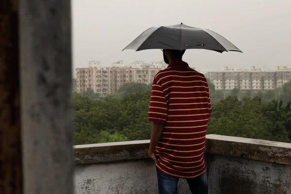Siyah Şemsiyeli Yağmurda Duran Hintli Adam — Stok fotoğraf