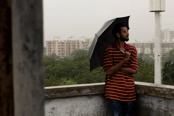 Индиец Стоящий Дождем Черным Зонтиком — стоковое фото
