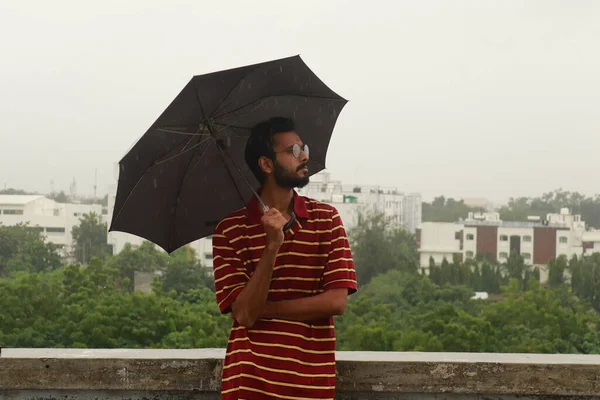 Homme Indien Debout Sous Pluie Avec Parapluie Noir — Photo