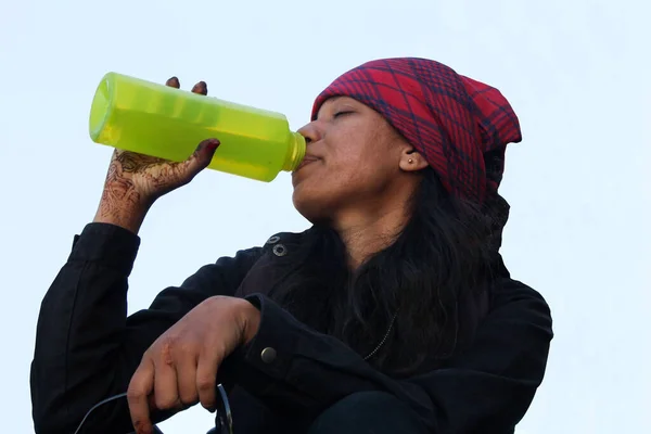 Молодая Женщина Пьет Воду Зеленой Бутылки — стоковое фото