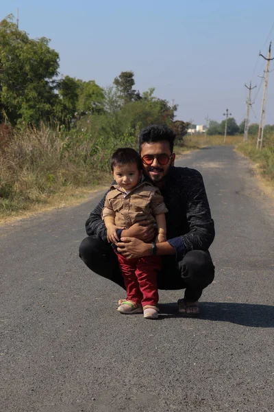 Baba ve oğul orman yolunda birlikte mutlu zaman geçiriyorlar..