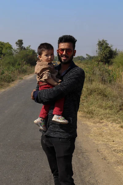 Padre Hijo Carretera Carretera Forestal Pasar Tiempo Feliz Juntos Fondo —  Fotos de Stock