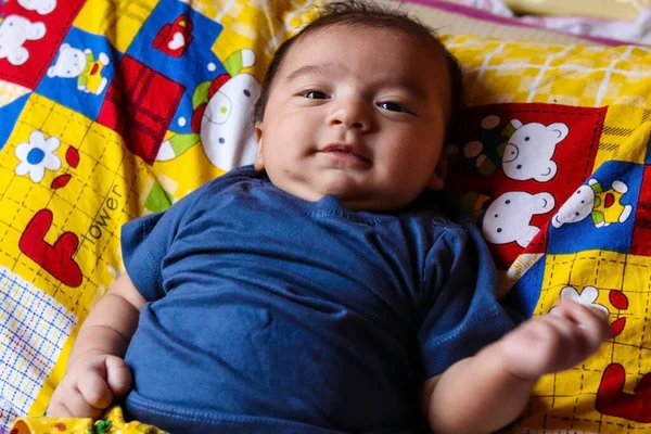 Gülümseyen sevimli erkek bebeğe yakın dur. Seçici odaklanma. Gürültüden artistik görünüme.