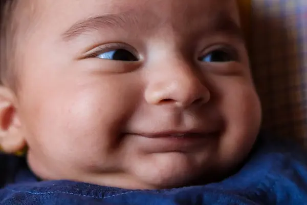 Gülümseyen sevimli erkek bebeğe yakın dur. Seçici odaklanma. Gürültüden artistik görünüme.
