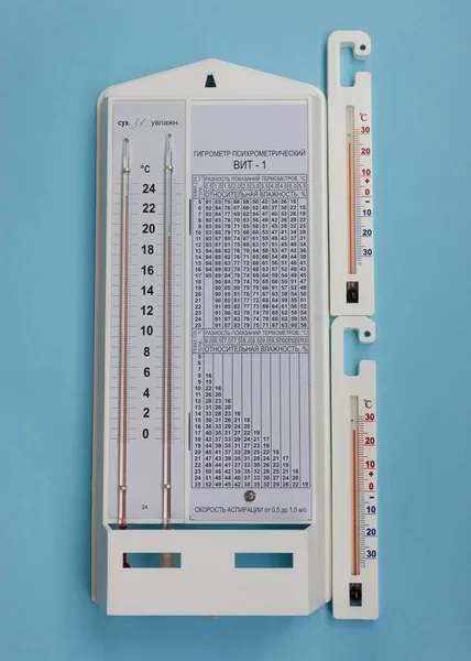 Higrómetro psicométrico aislado sobre fondo azul.dispositivo simple para medir la humedad del aire en una farmacia —  Fotos de Stock