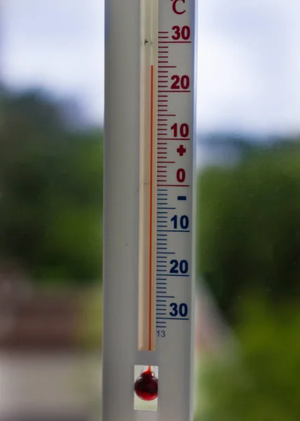 Medición de la temperatura del aire en el termómetro street.window —  Fotos de Stock